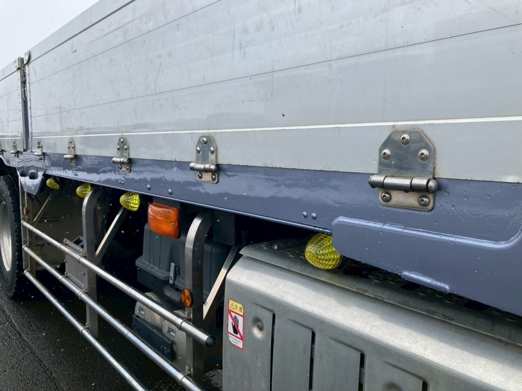 運転席側ボディーに仕上げ塗装がされています。|三菱 スーパーグレート 2PG-FV70HZの写真42