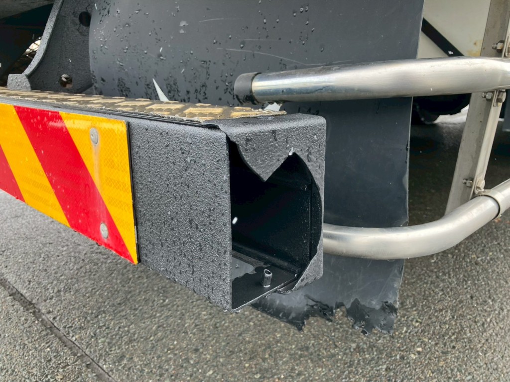 リアバンパーカバーに割れがあります。|三菱 スーパーグレート 2PG-FV70HZの写真45