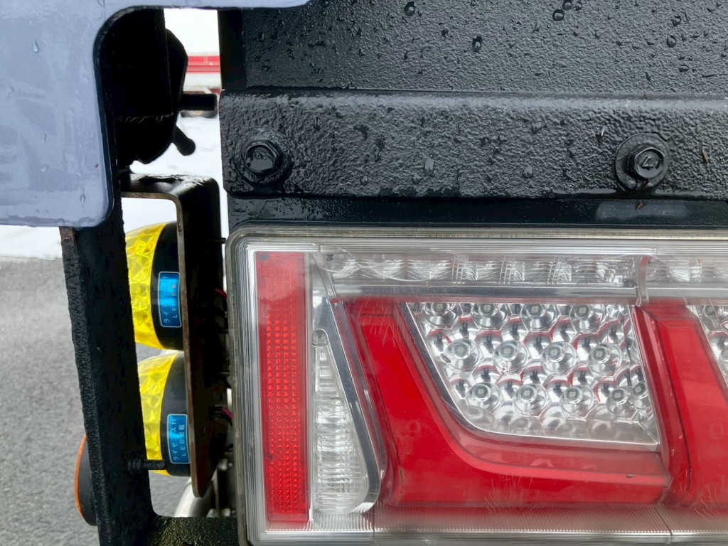 左がテールランプレンズに割れがあります。|三菱 スーパーグレート 2PG-FV70HZの写真46