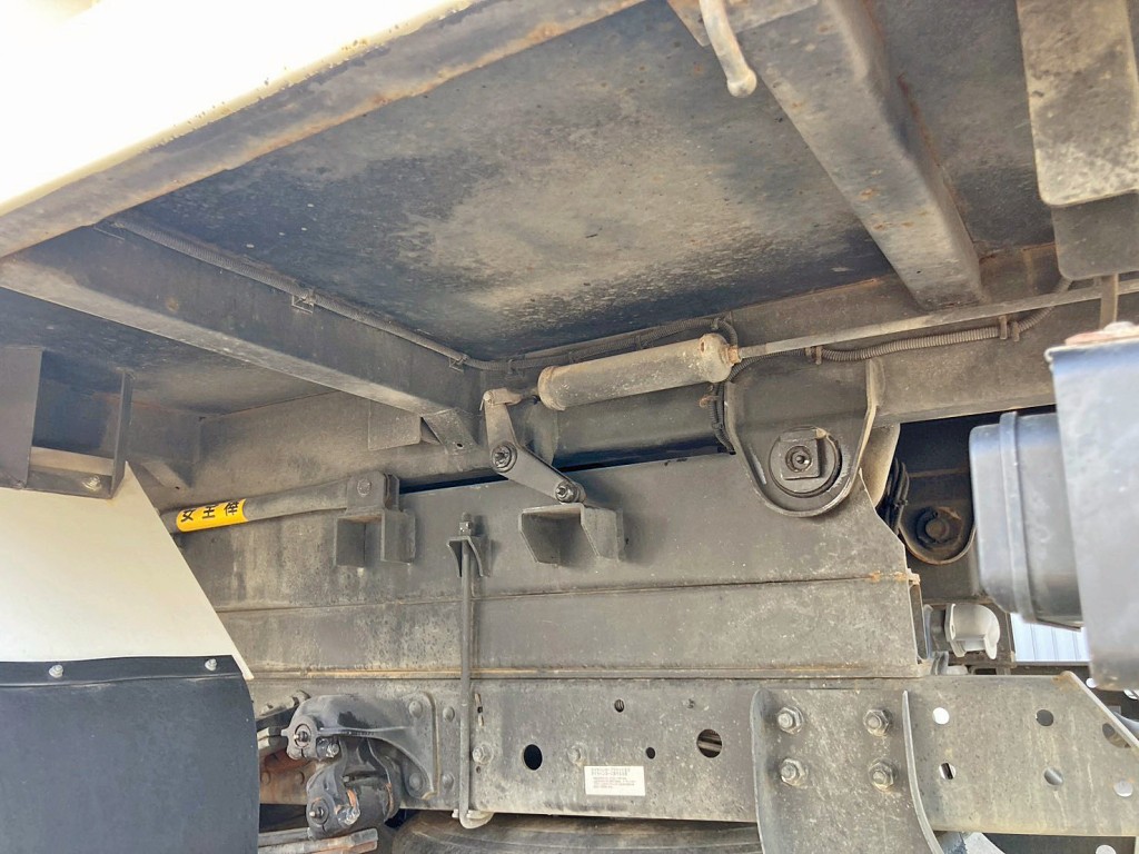 シャーシとネタの状態です。(縦ネタ・横ネタは鉄製です)|三菱 ファイター 2KG-FK62F(2WD)の写真8