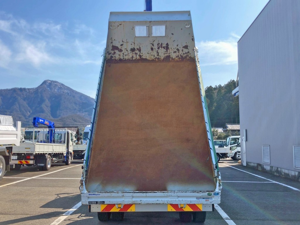 床は鉄板です。|三菱 ファイター 2KG-FK62F(2WD)の写真10