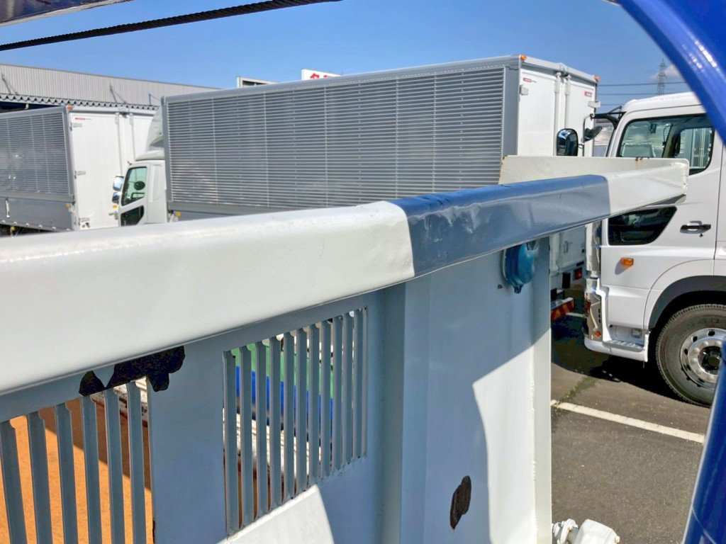 シートデッキ中央に少々歪みがあります。|三菱 ファイター 2KG-FK62F(2WD)の写真16