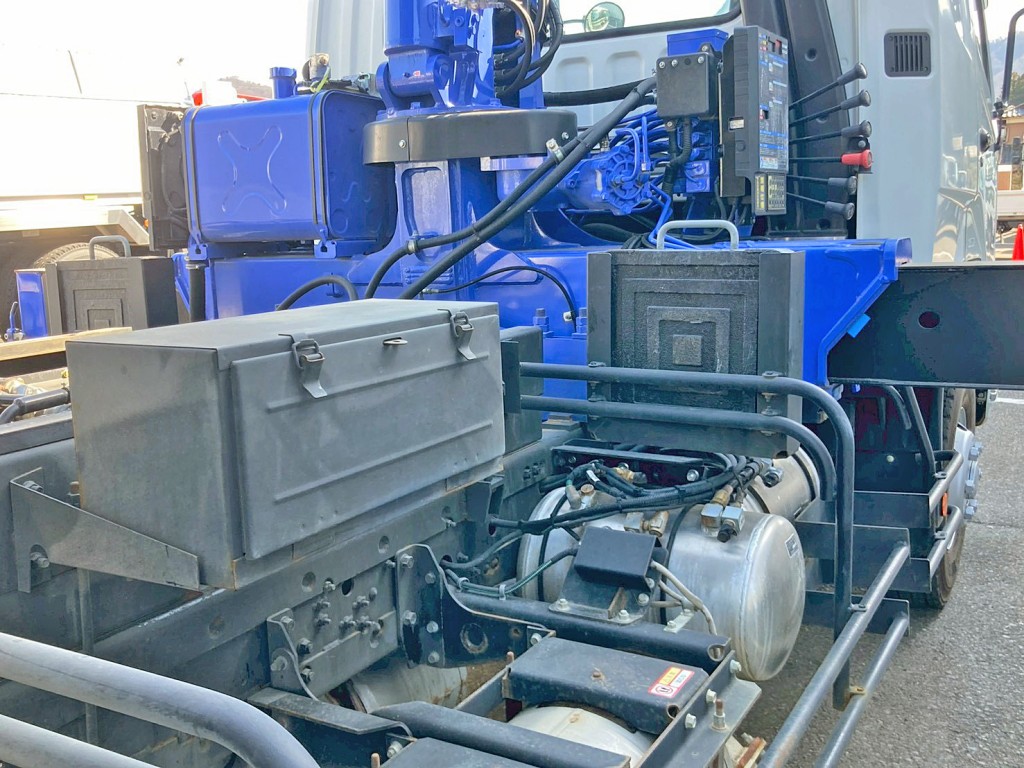 運転席側に工具箱が付いています。|三菱 ファイター 2KG-FK62F(2WD)の写真20