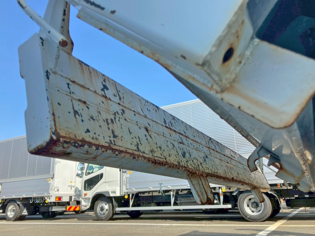 リヤゲート裏側全体にキズ・サビがあります。|三菱 ファイター 2KG-FK62F(2WD)の写真21