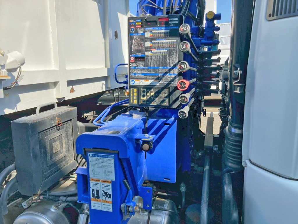 アウトリガーは丸脚・差し違い式です。|三菱 ファイター 2KG-FK62F(2WD)の写真26