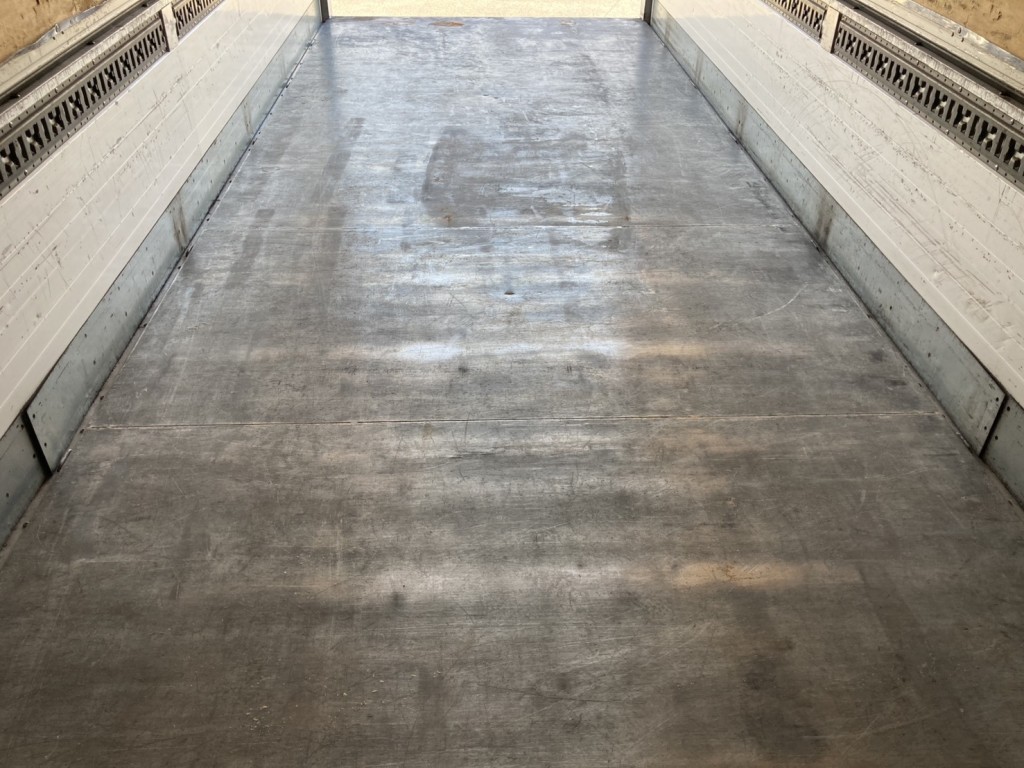 床後方の状態です。（床は鉄板張りです）|三菱 スーパーグレート 2PG-FS74HZの写真21