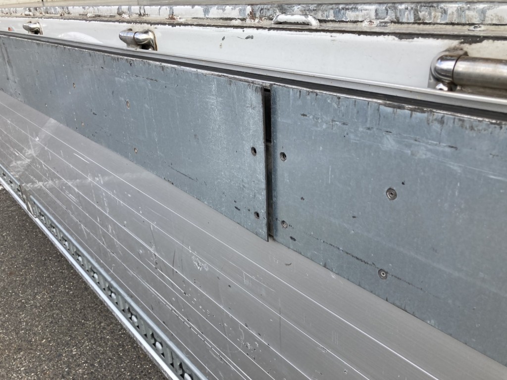 リベットが外れている箇所が有ります。|三菱 スーパーグレート 2PG-FS74HZの写真29