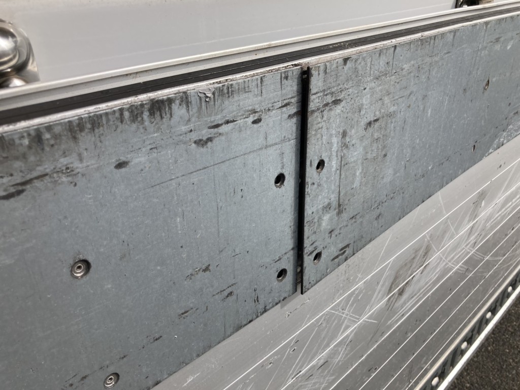 リベットが外れている箇所が有ります。|三菱 スーパーグレート 2PG-FS74HZの写真32