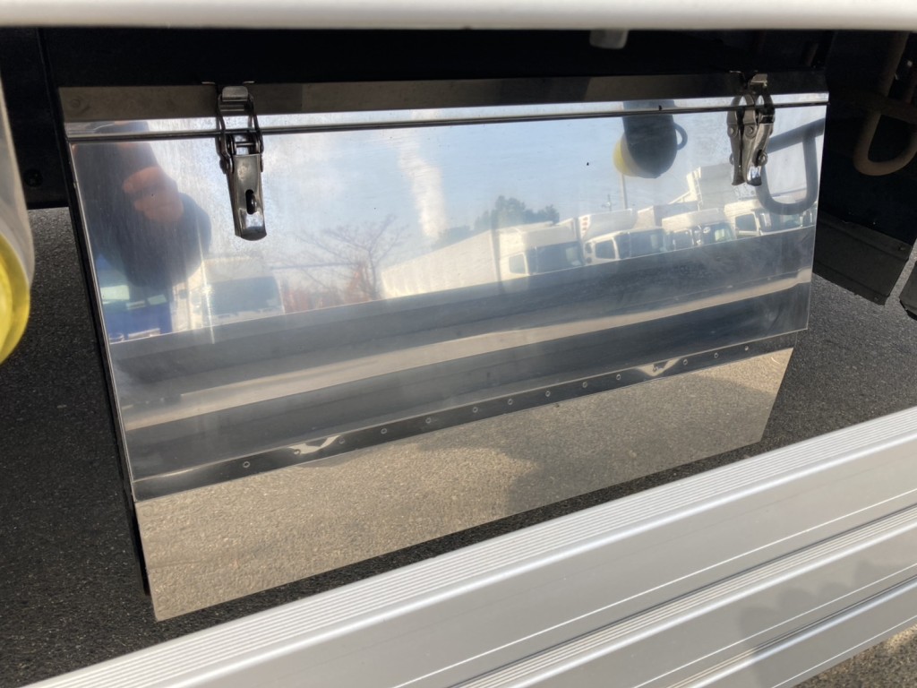 ボデー左後方に設置している工具箱の状態です|三菱 スーパーグレート 2PG-FS74HZの写真38