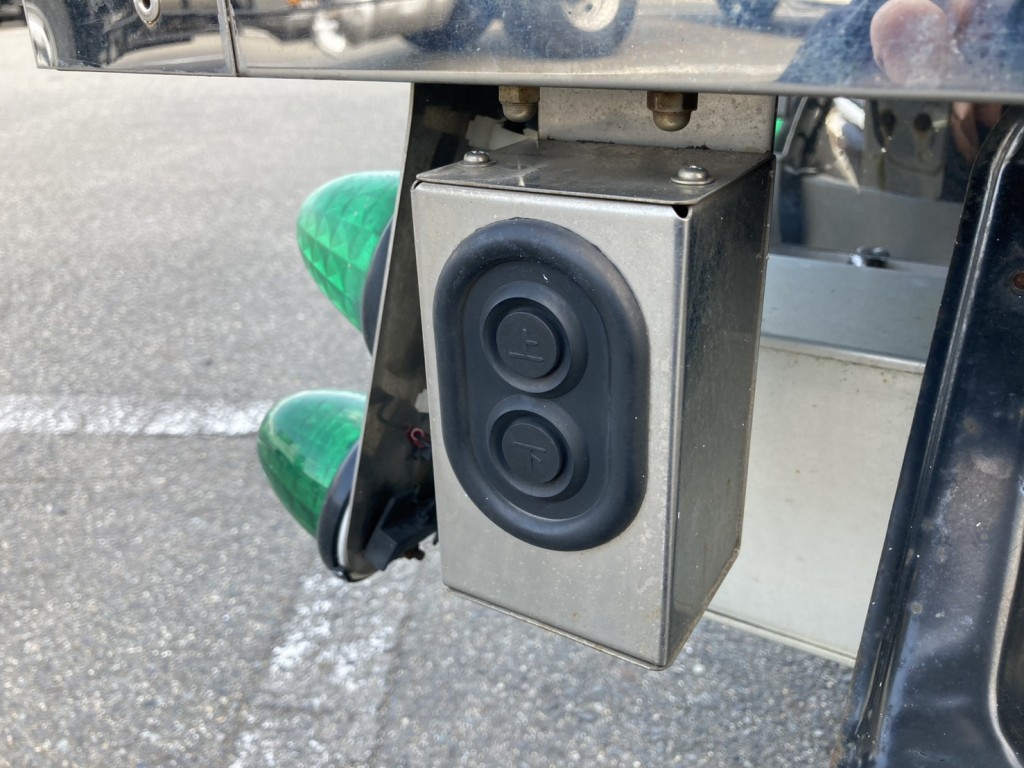 ボデー後方に設置しているウイングスイッチです。|三菱 スーパーグレート 2PG-FS74HZの写真39