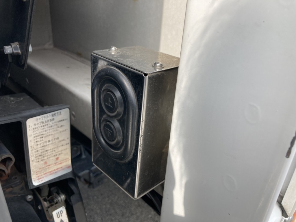 ボデー前方に設置しているウイングスイッチです。|三菱 スーパーグレート 2PG-FS74HZの写真40