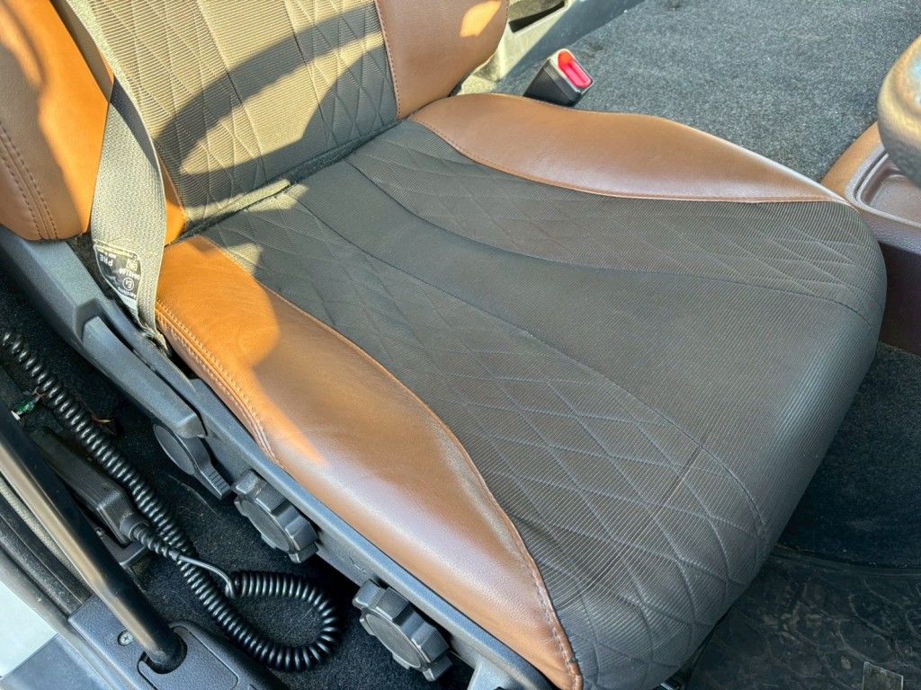 運転席座面ヘタリあります。|日野 プロフィア 2DG-FS1AHGの写真9