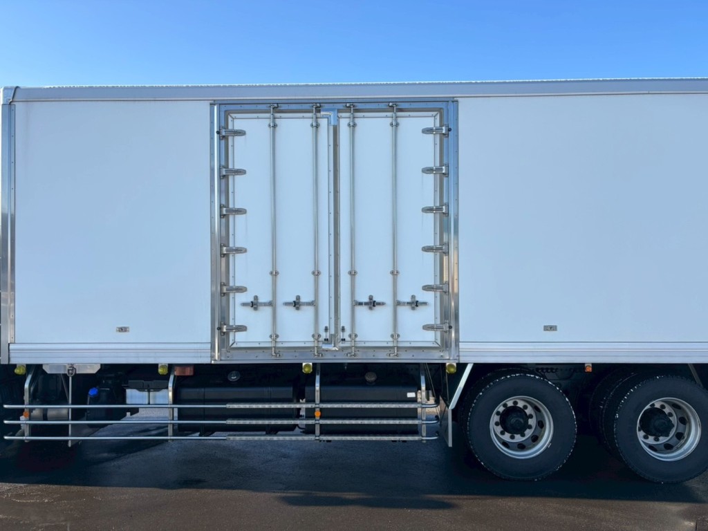 助手席側に観音開き式のサイドドアが付いています。|日野 プロフィア 2DG-FS1AHGの写真10