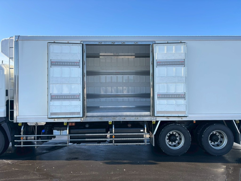 助手席側に観音開き式のサイドドアが付いています。(開いた状態です。）|日野 プロフィア 2DG-FS1AHGの写真11