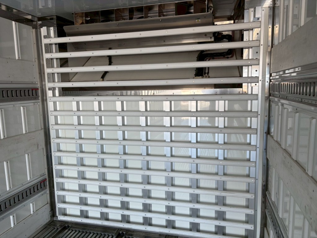 冷凍機の吹き出し口です。|日野 プロフィア 2DG-FS1AHGの写真14