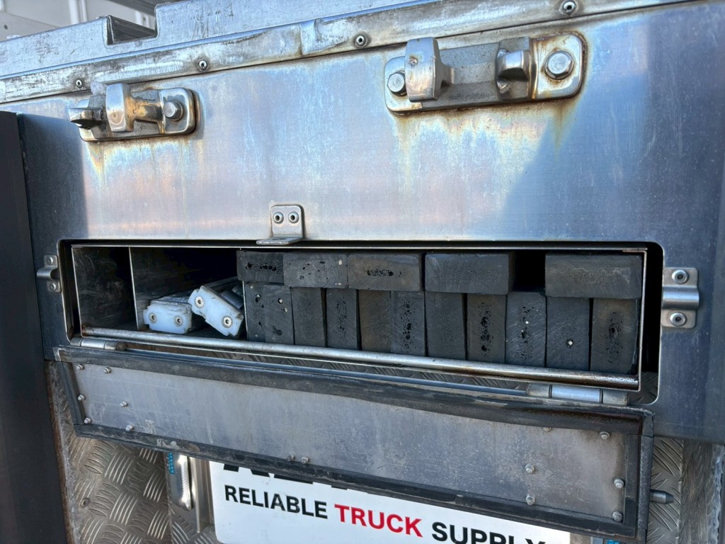 日野 プロフィア 2DG-FS1AHGの写真17