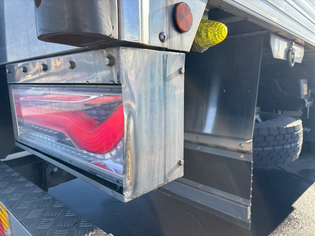 運転席側リヤテールカバー曲がりあります。|日野 プロフィア 2DG-FS1AHGの写真24