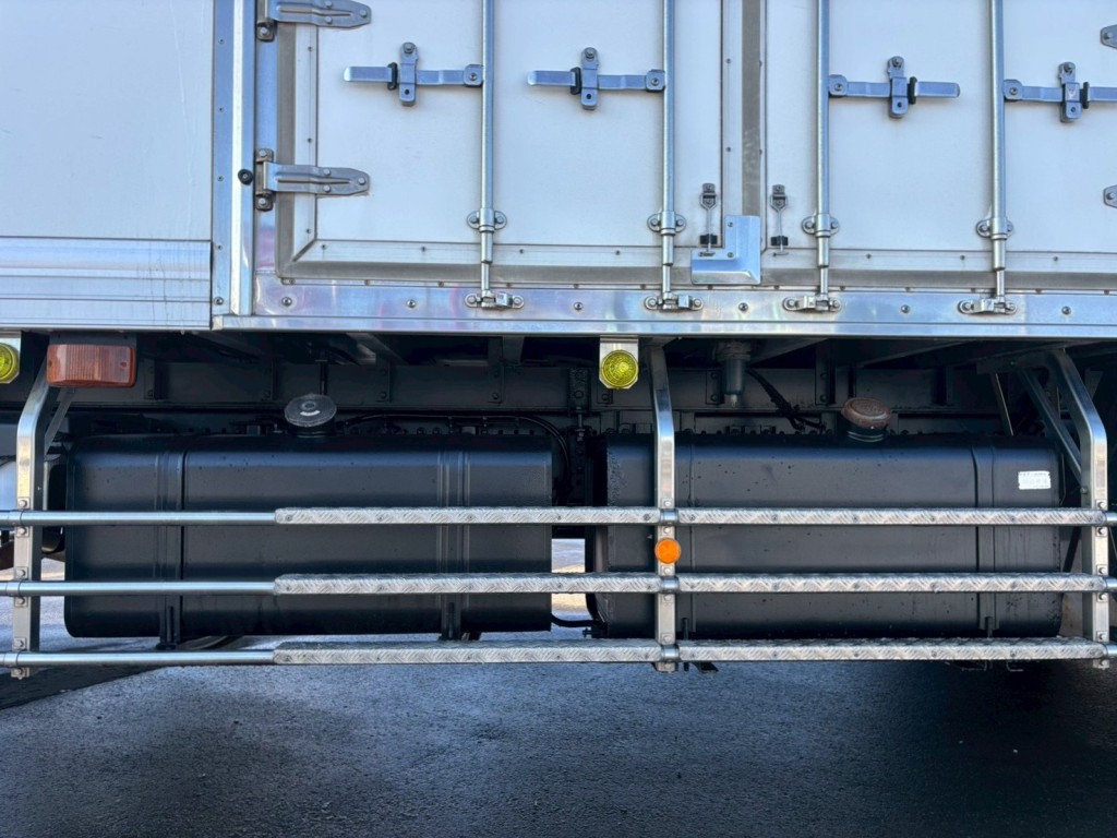 燃料タンクは300Lが2つ付いています。|日野 プロフィア 2DG-FS1AHGの写真27