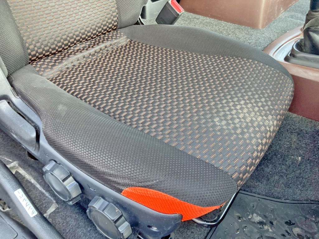 運転席座面にヘタリがあります。|日野 プロフィア 2DG-FS1AGAの写真8