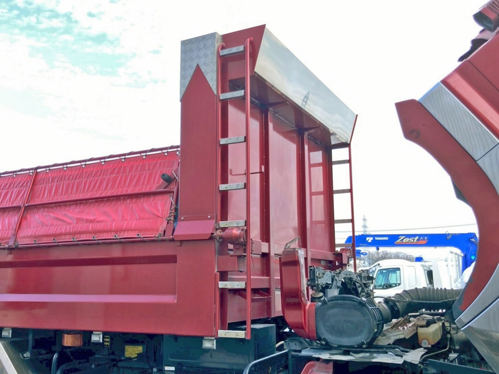 シートデッキ前方にステンが張られています。|日野 プロフィア 2DG-FS1AGAの写真16