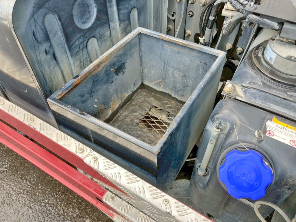 助手席側に物入れが付いています。|日野 プロフィア 2DG-FS1AGAの写真21