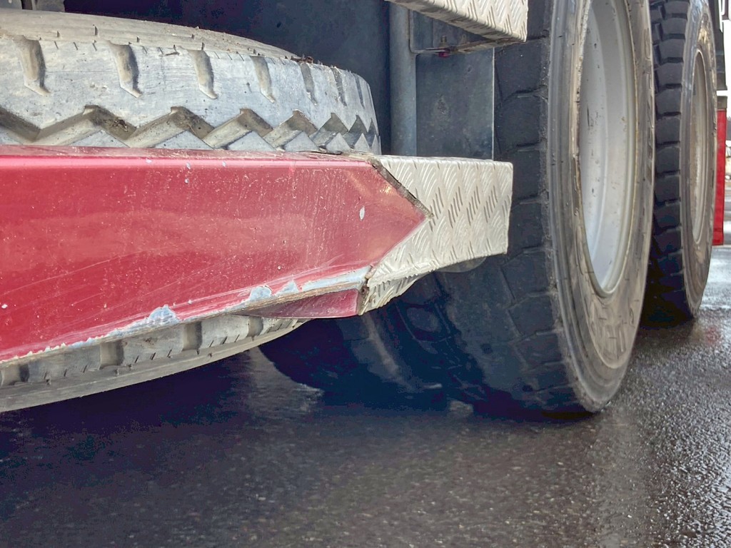 助手席側サイドバンパーに引きキズ・割れがあります。|日野 プロフィア 2DG-FS1AGAの写真28