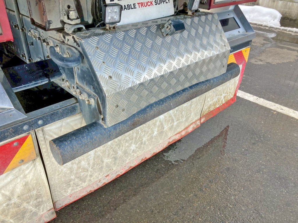 リヤバンパーは車検非対応です。(上部縞板アルミに曲がりがあります)|日野 プロフィア 2DG-FS1AGAの写真29