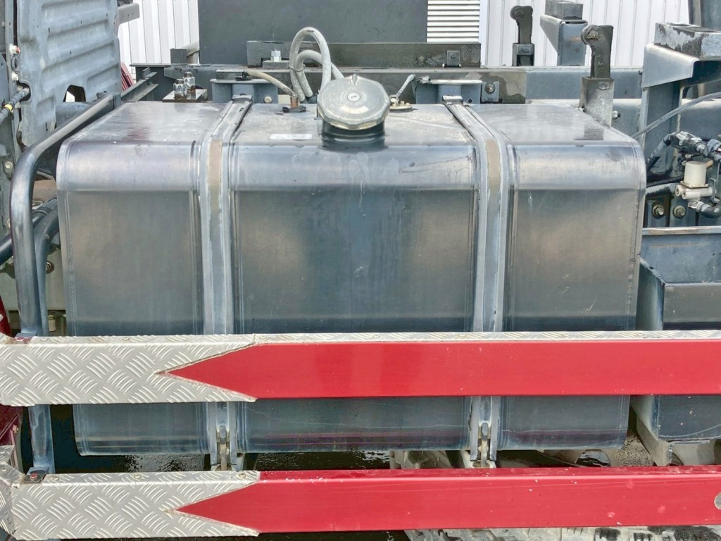 燃料タンクは300Lです。|日野 プロフィア 2DG-FS1AGAの写真33