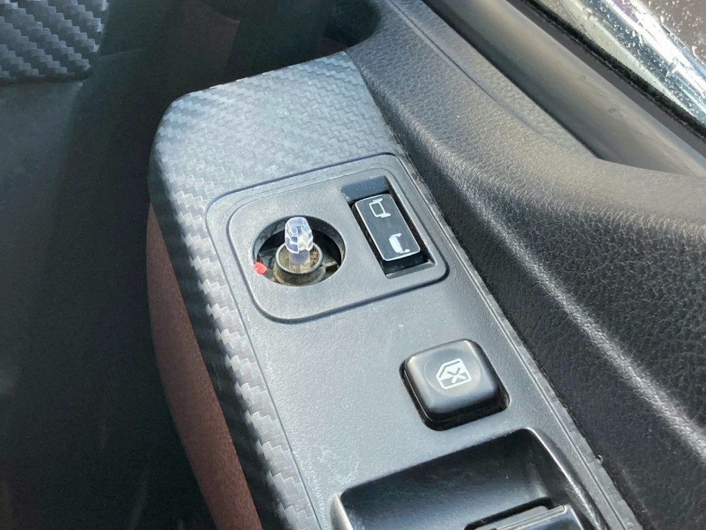 電動ミラー操作レバーキャップ欠品しています。(操作可)|日野 プロフィア 2DG-FS1AGAの写真36