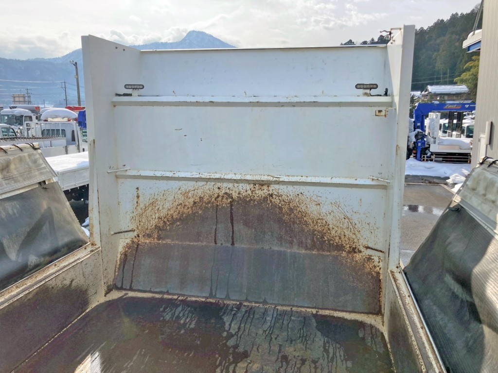 プロテクター上部・中部はアングル加工・下部は斜め加工されています。|日野 プロフィア 2DG-FS1EGAの写真11