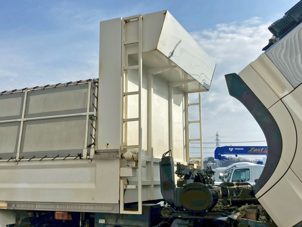 シートデッキ前方にステンレスが張られています。|日野 プロフィア 2DG-FS1EGAの写真15