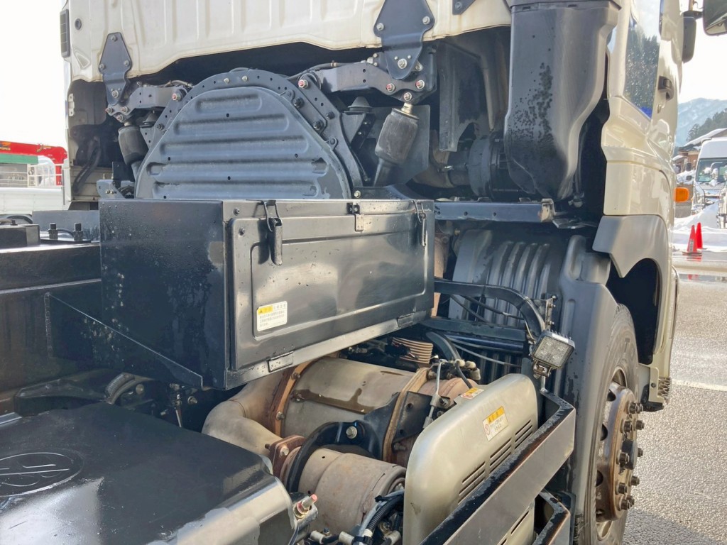 運転席側に工具箱が付いています。|日野 プロフィア 2DG-FS1EGAの写真21