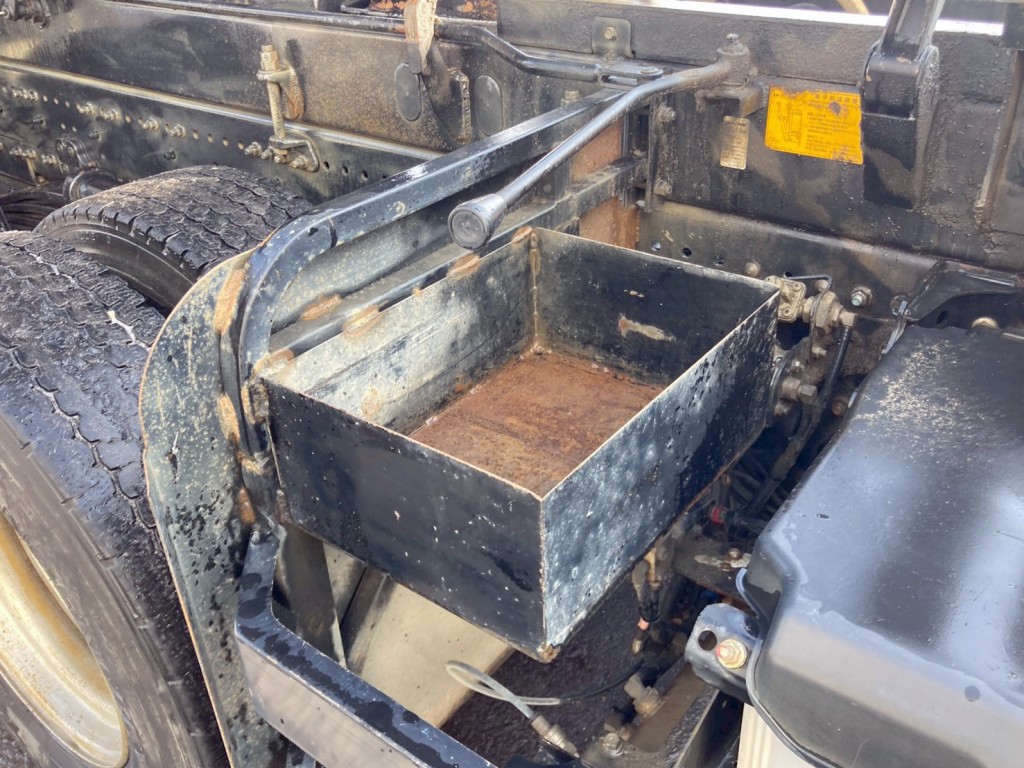 運転席側に物入れが付いています。|日野 プロフィア 2DG-FS1EGAの写真22