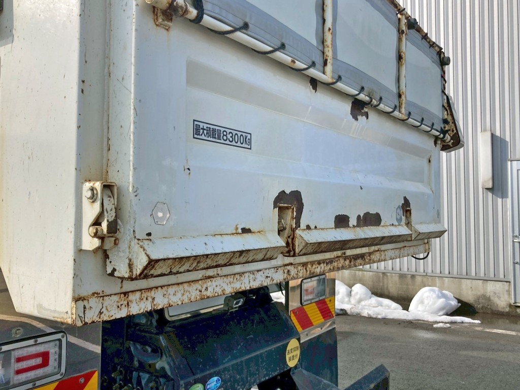 リヤゲート下部はアングル加工されています。|日野 プロフィア 2DG-FS1EGAの写真27