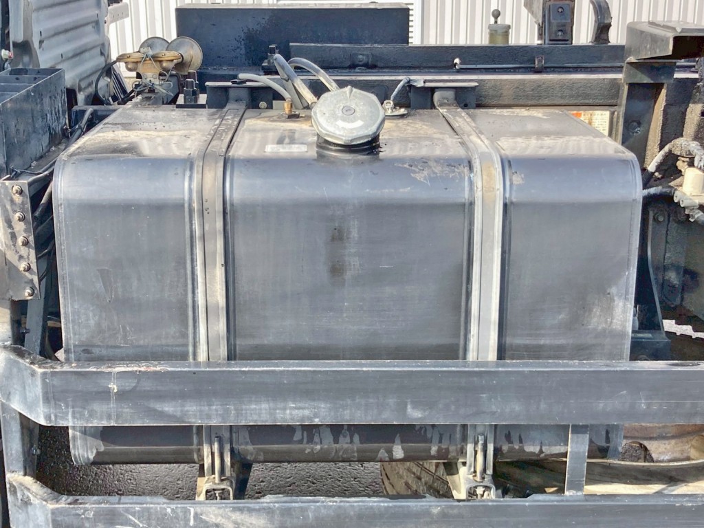 燃料タンクは300Lです。|日野 プロフィア 2DG-FS1EGAの写真33