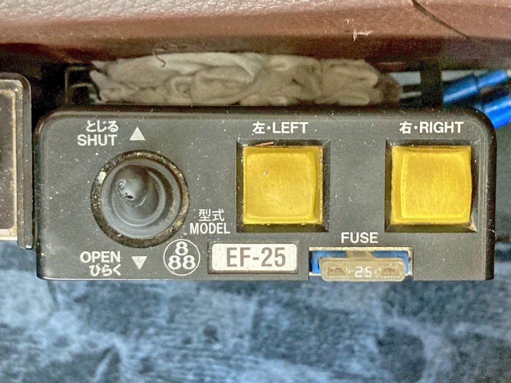 左右コボレーンの操作スイッチです。|日野 プロフィア 2DG-FS1EGAの写真35