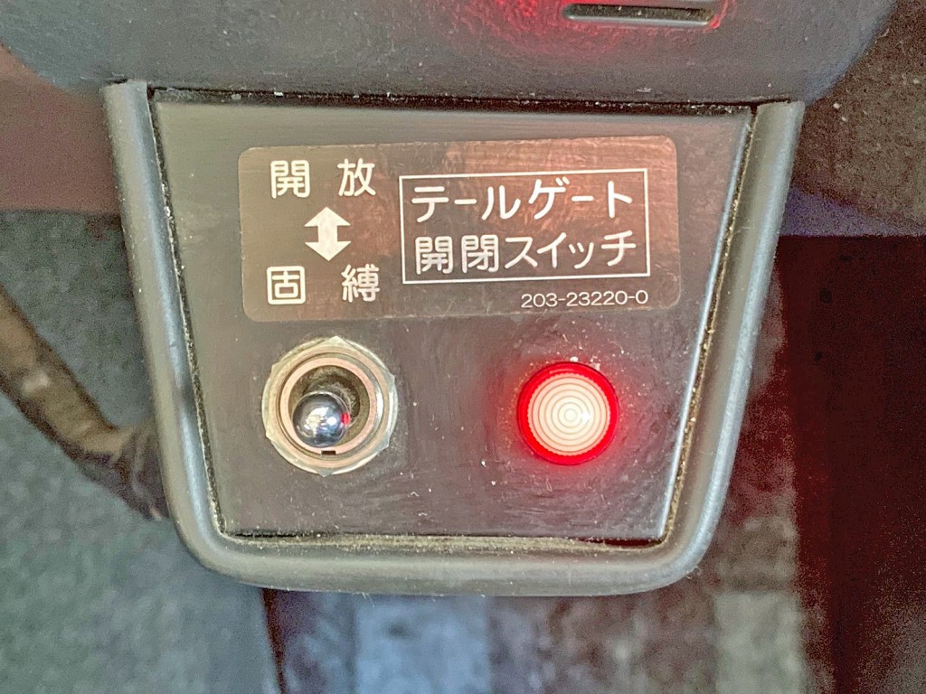 テールゲートの開閉スイッチです。|日野 プロフィア 2DG-FS1EGAの写真37