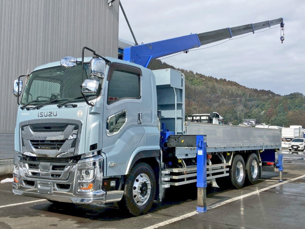 クレーンは5段です。(フロント周り、メッキパーツで飾っています)|いすゞ ギガ 2PG-CYM77CMの写真1