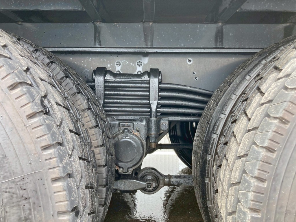 リーフサスです。|いすゞ ギガ 2PG-CYM77CMの写真5