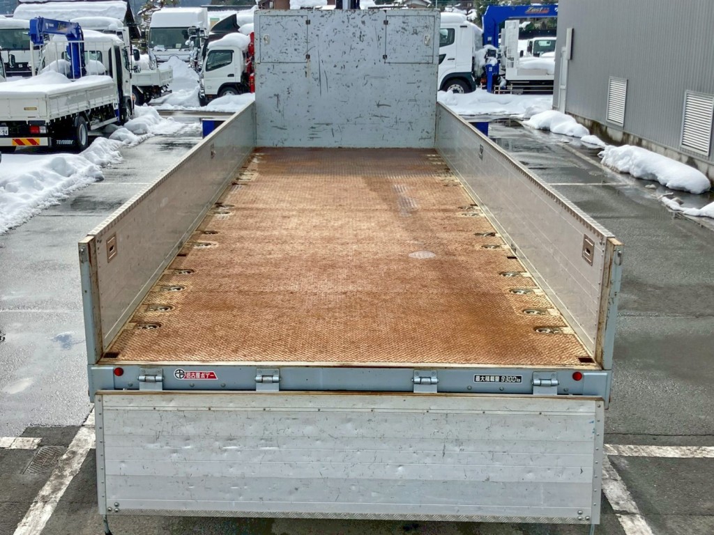 床は縞板鉄板張りです。|いすゞ ギガ 2PG-CYM77CMの写真8