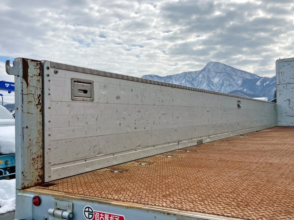 助手席側アオリ内側の所々にヘコミがあります。|いすゞ ギガ 2PG-CYM77CMの写真11