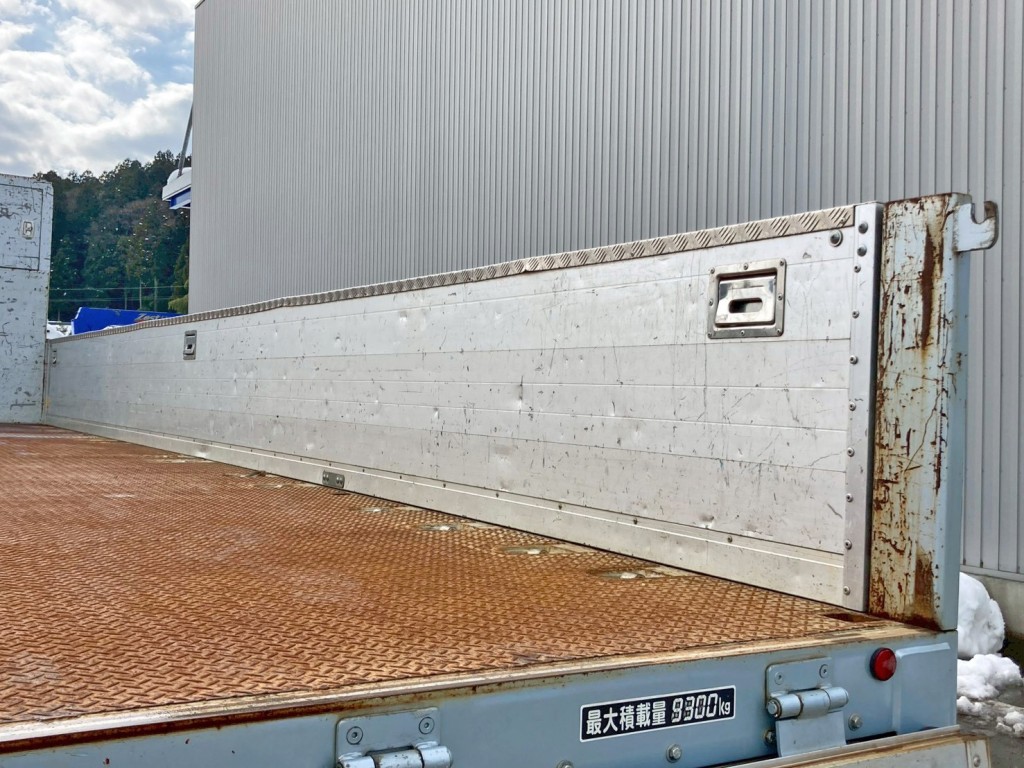 運転席側アオリ内側の所々にヘコミがあります。|いすゞ ギガ 2PG-CYM77CMの写真12