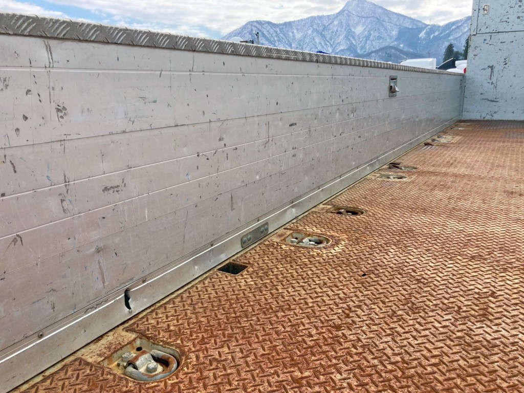 助手席側アオリ後方下部に穴あき箇所があります。|いすゞ ギガ 2PG-CYM77CMの写真13