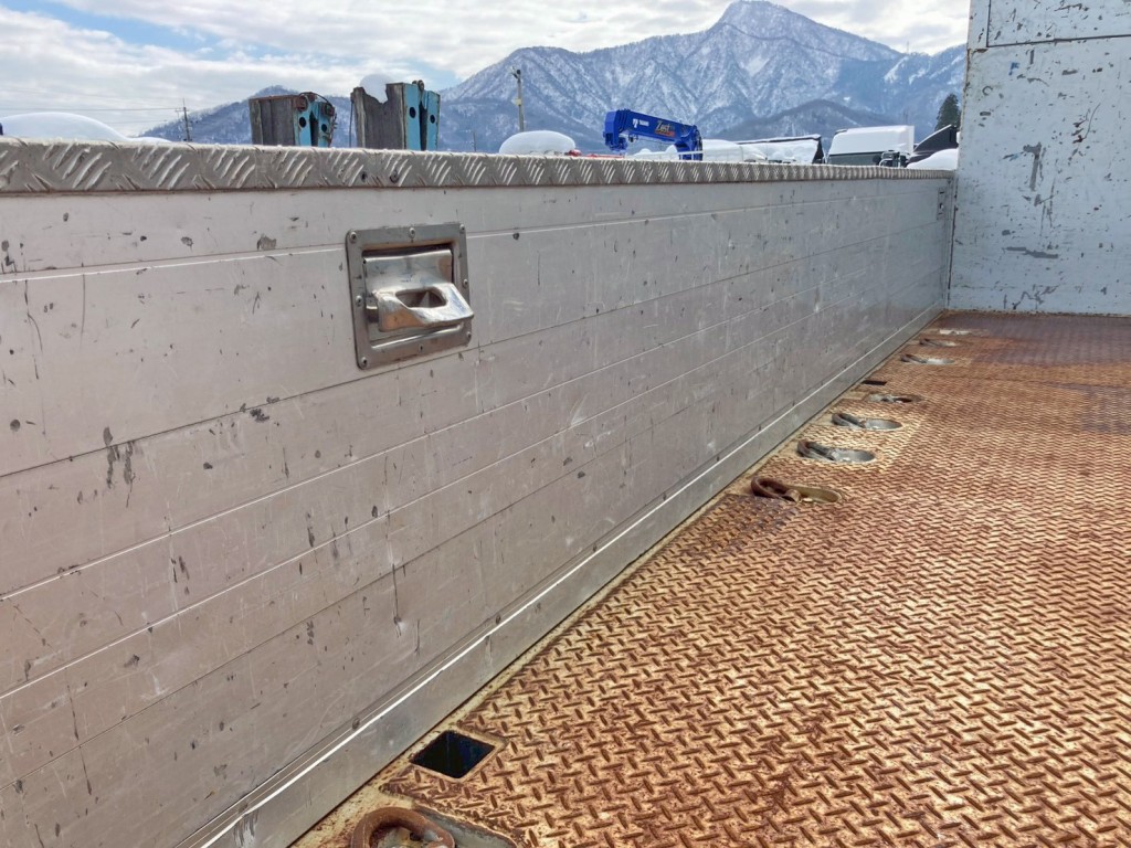 助手席側アオリ中央部のステップに曲がりがあります。|いすゞ ギガ 2PG-CYM77CMの写真14