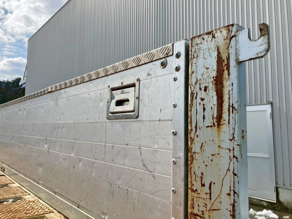 運転席側アオリ後方のステップに少々曲がりがあります。|いすゞ ギガ 2PG-CYM77CMの写真15