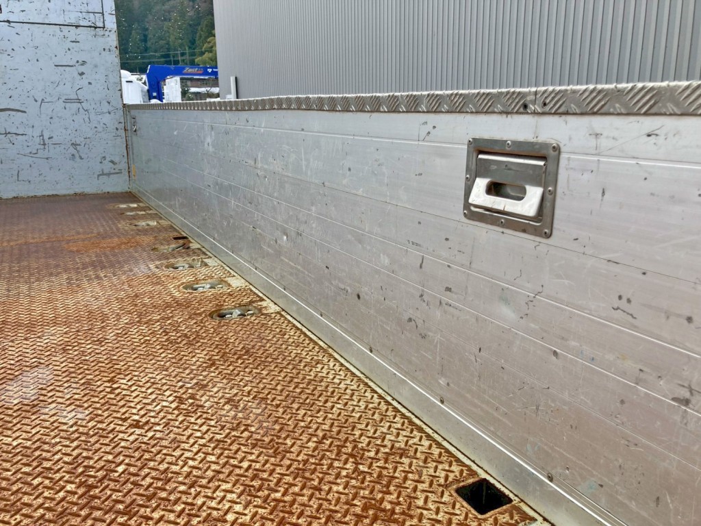 運転席側アオリ中央部のステップに少々曲がりがあります。|いすゞ ギガ 2PG-CYM77CMの写真16