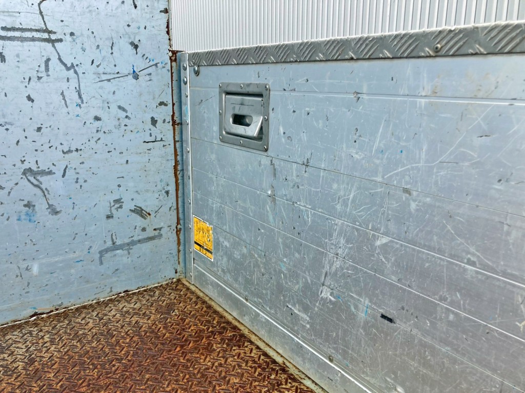 運転席側アオリ前方のステップに少々曲がりがあります。|いすゞ ギガ 2PG-CYM77CMの写真17