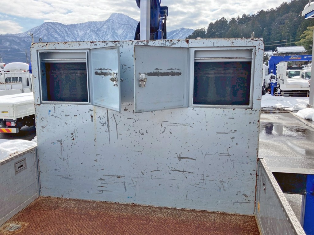 プロテクターにレバーブロック掛け付きの物入れが付いています。|いすゞ ギガ 2PG-CYM77CMの写真19