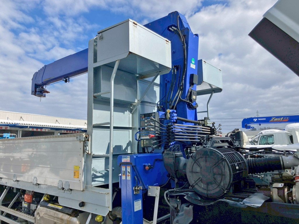 プロテクター前方左右に工具箱が付いています。|いすゞ ギガ 2PG-CYM77CMの写真20