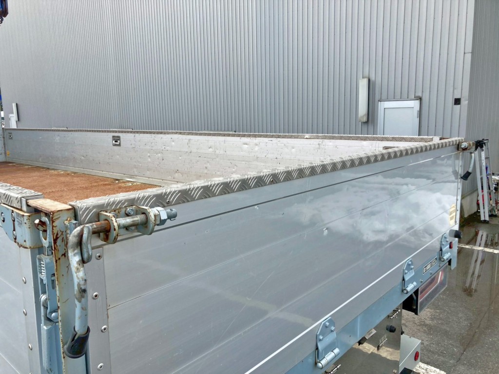 リヤアオリ上部に縞板アルミが張られています。|いすゞ ギガ 2PG-CYM77CMの写真24